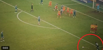 Tak Jurgen Elitim wykonuje RZUT WOLNY w meczu z Jagą xD [VIDEO]